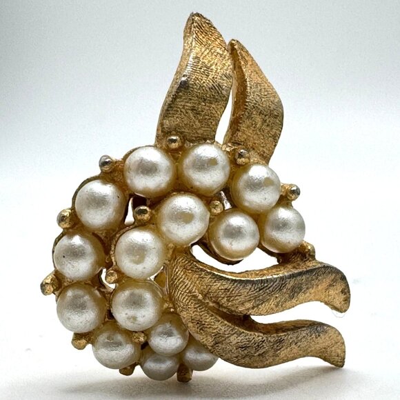 Vintage Trifari Gold-Tone Metal Wing Clip-On Earrings With Imitation Pearls - Picture 7 of 8